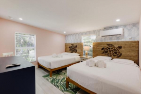 Charming Suite with Balcony and Bikes at Historic Sandpiper Inn